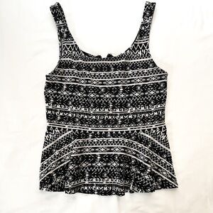 Express Monochrome Geometric Top